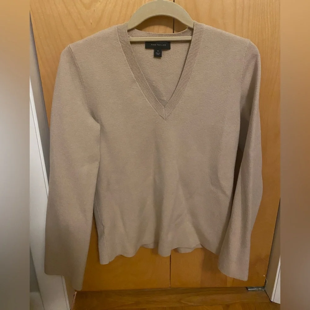 Ann Taylor V-Neck Sweater size XS - Picture 1 of 5